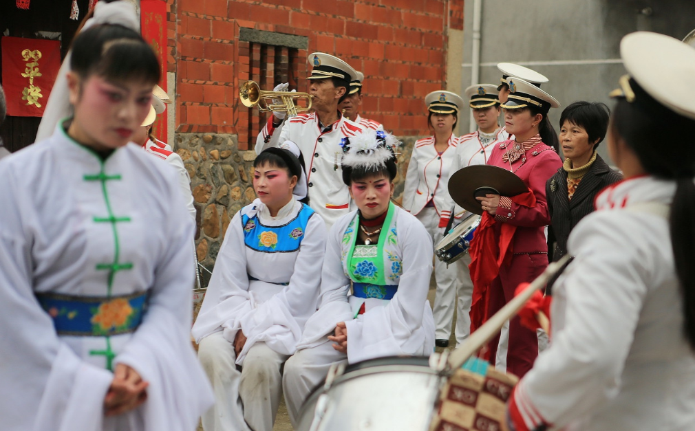 |职业哭丧人有多“捞金”!一年哭320场,月入2万,却被骂没良心,诅咒亲人