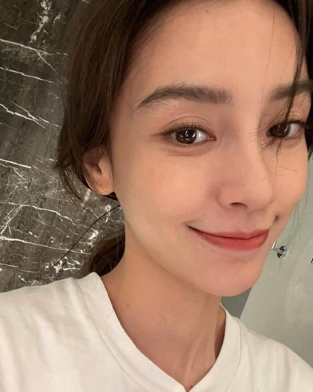 Angelababy|angelababy晒原相机自拍live照，回应此前被质疑的金克丝造型