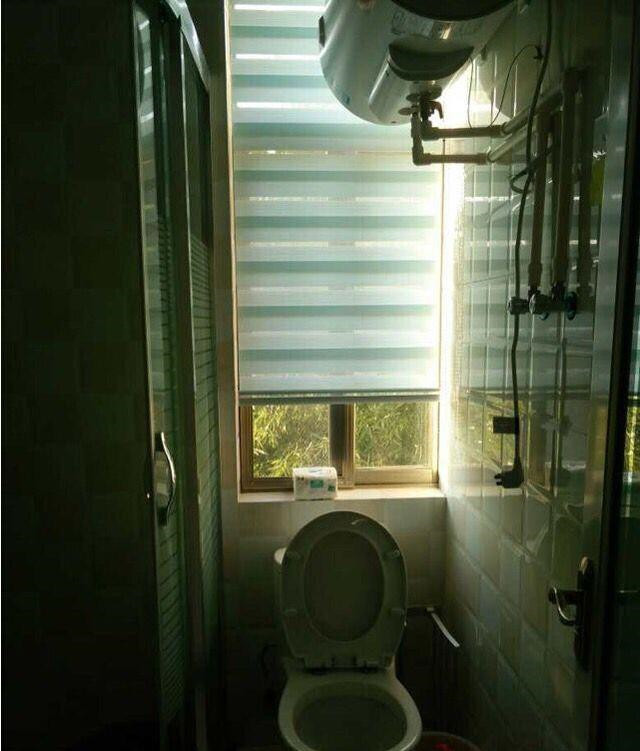 明天就结婚了，可这婚房布置的太丢人，沙发脏成这样，谁敢坐？