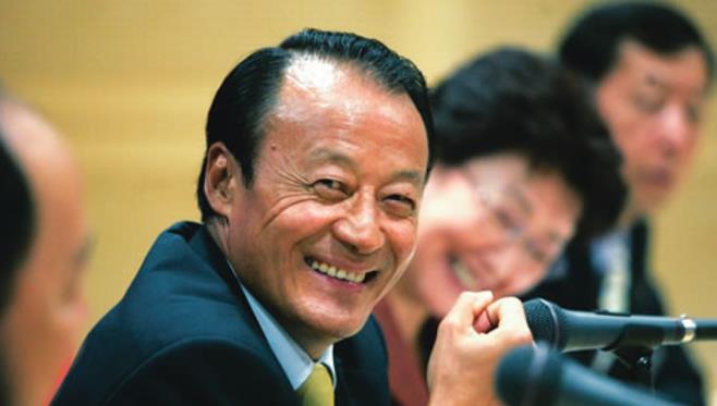 爱笑会议室|1984年春晚，“铁榔头”郎平表演砸核桃？邓丽君禁曲靠换皮过审