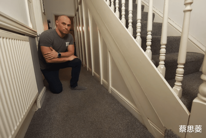 英国夫妇搬进一处房子,想要翻新地板,发现底下还有个地下室