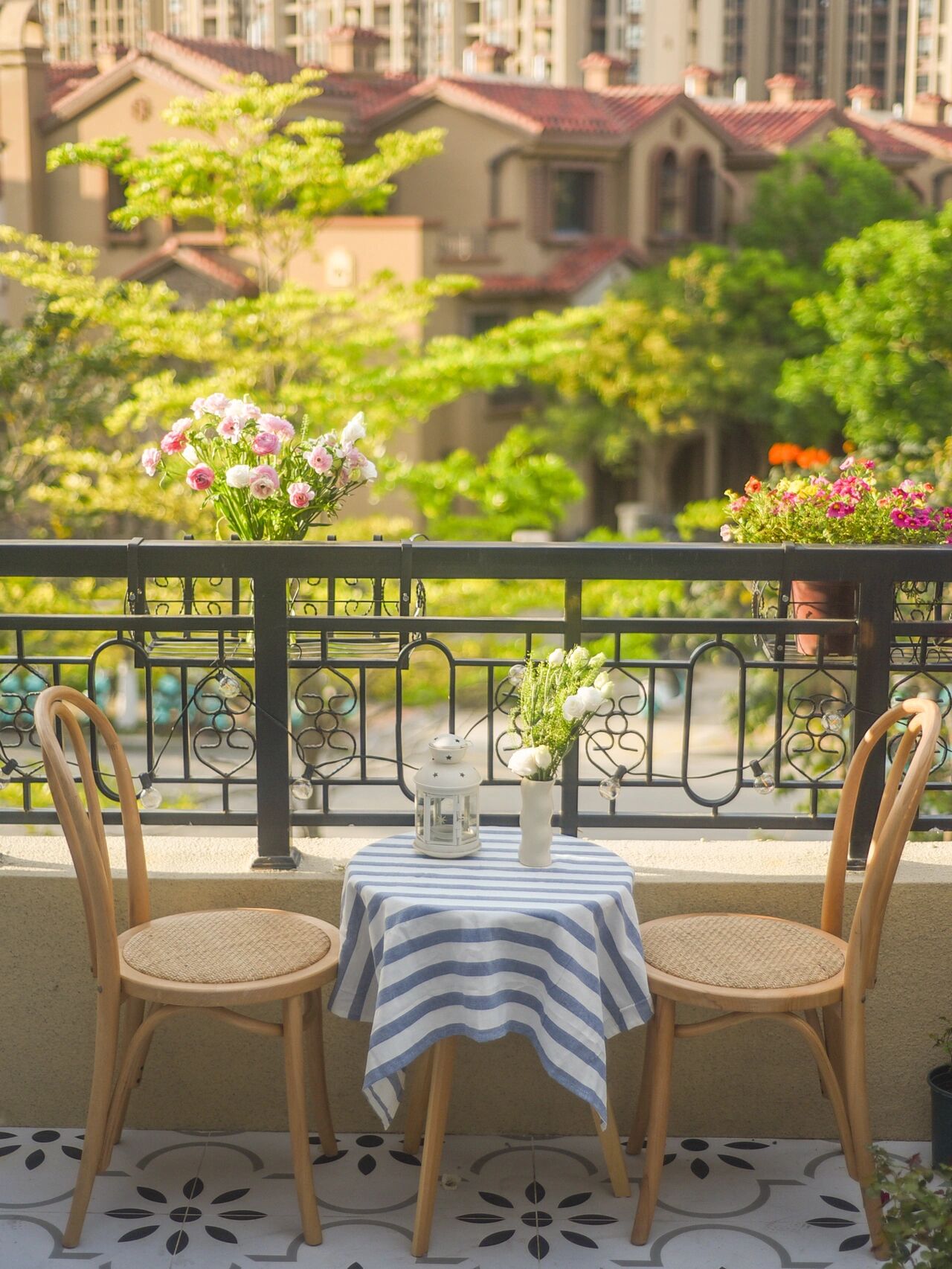 买了一栋带露台的小洋房,亲自设计改造成空中小花园,好不惬意!