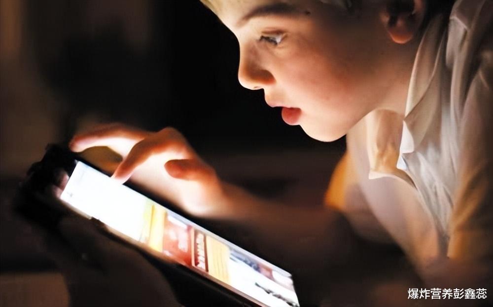 最新研究称:夜间玩手机伤眼还会缩短寿命,网友:多玩手机压压惊