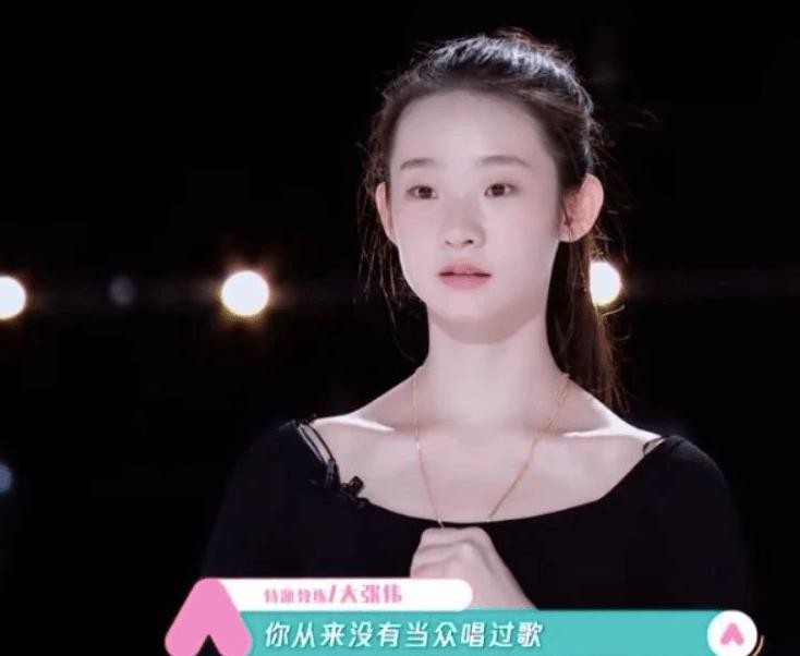 张艺凡|受秦海璐贴心安慰,实力不济口碑差却能出道,究其背景不容小觑?