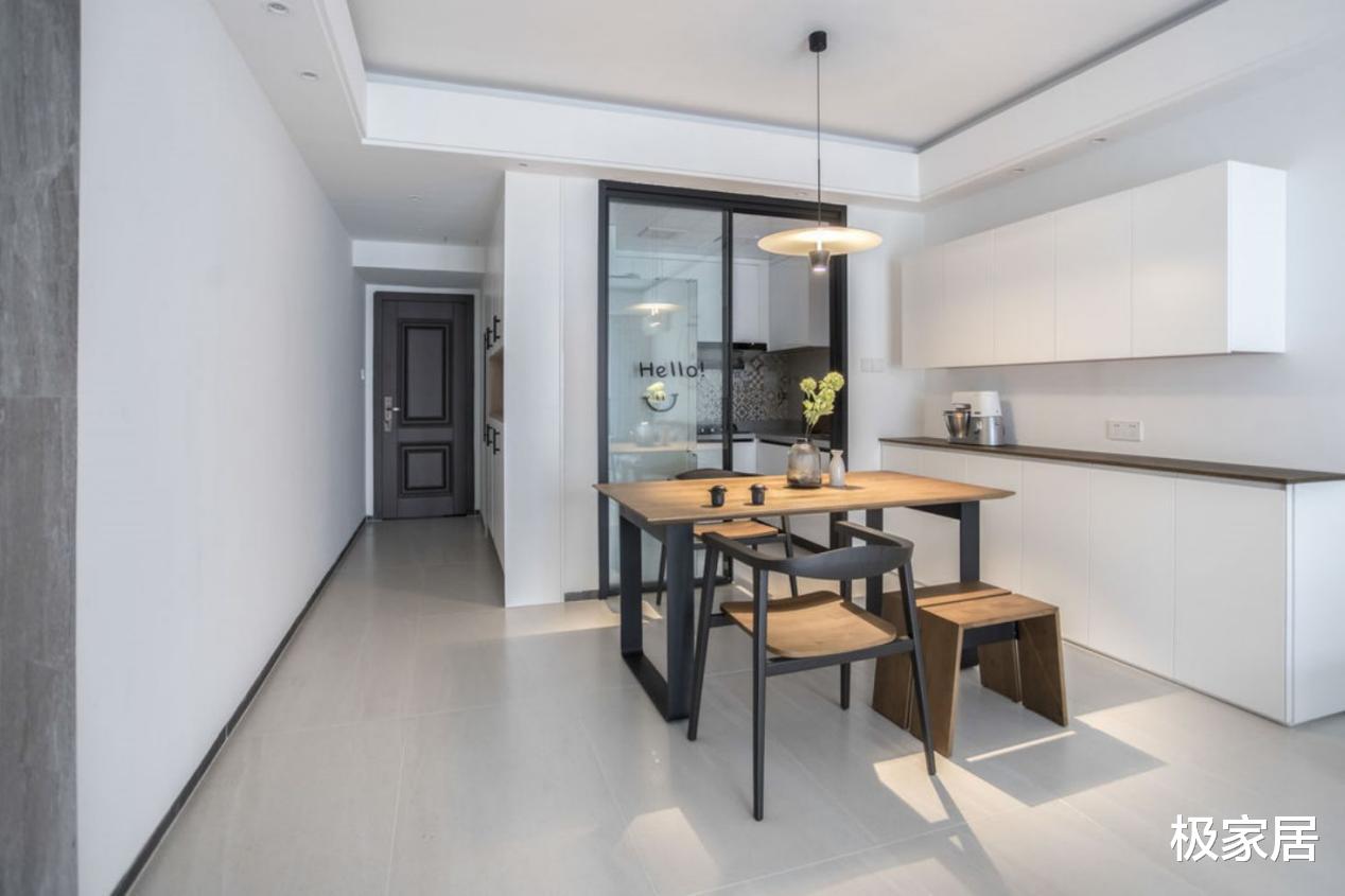 二手房的大爆改,打造极简现代家居环境,满足三口人的生活需求