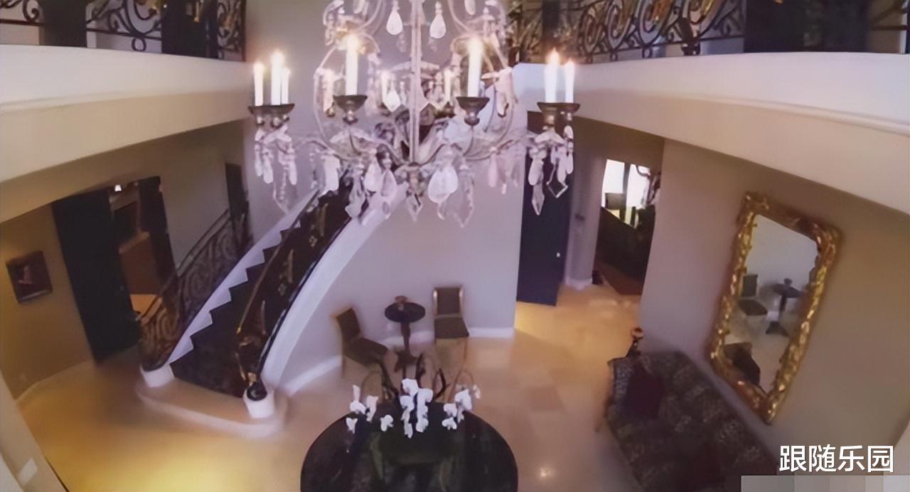 走进董卿在美国的豪宅，10个卫生间、私人游泳池，真叫一个豪华！