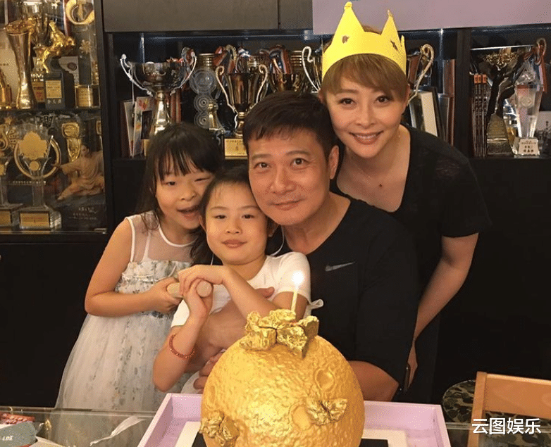 钱嘉乐|钱嘉乐被曝街头打架惨败!汤盈盈回应:太好笑,我老公不会穿红衣