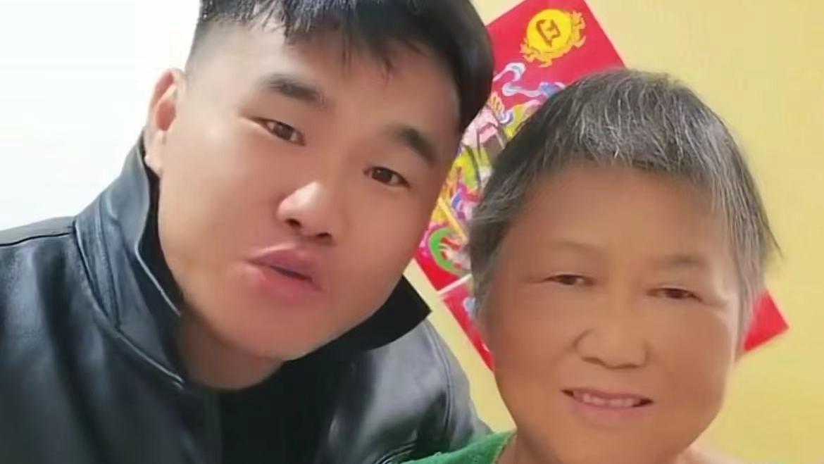 道德绑架|26岁男演员公开讨工作，称母亲重病做透析，满脸愁容被指道德绑架