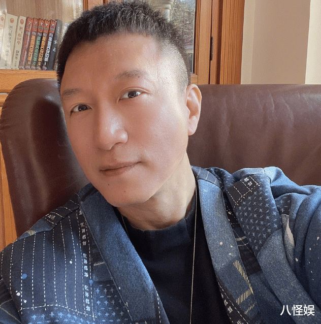 孙红雷|孙红雷与小15岁老婆王骏迪罕同框,夫妻俩默契比心,好有夫妻相