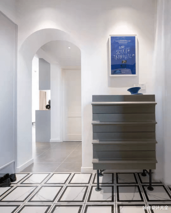 118㎡的三居室,空间色彩明丽,玄关设计太提升颜值了!