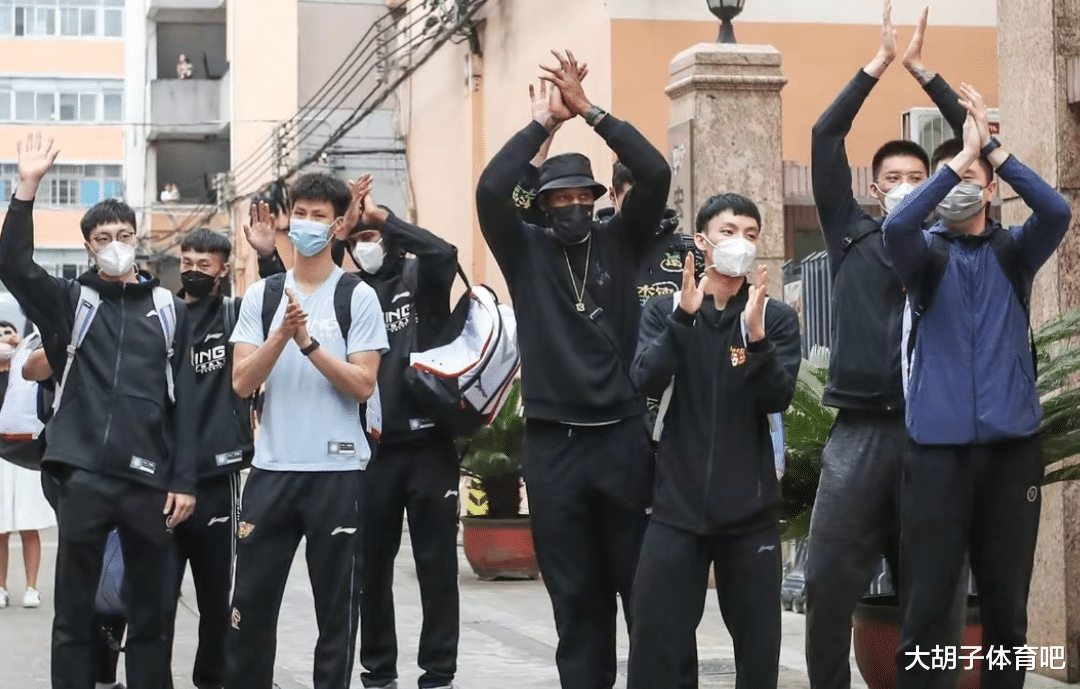 易建联|大反转！杜锋为何“弃用易建联”？名记喊冤摊牌，赵睿更痛心发声