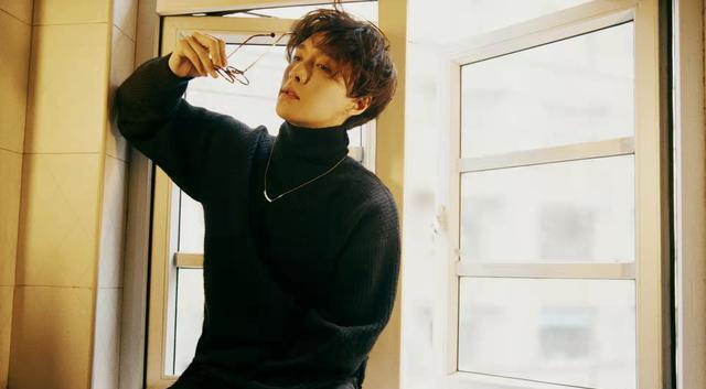 张艺兴|微博ID由“努力努力再努力x”改回本名张艺兴:不努力了?