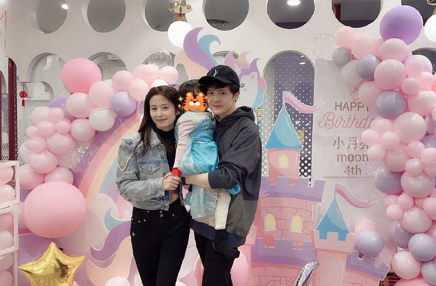 颖儿|付辛博夫妇深夜会友！颖儿竹竿腿抢镜少女感强，4岁女儿酷似爸爸