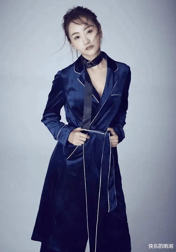 杨蓉|“杨蓉”的身材真是绝！穿一字肩连衣裙大气又妩媚，事业线更撩人