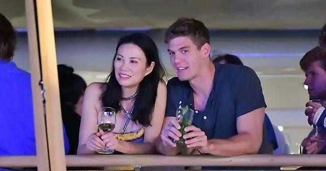 邓文迪|邓文迪越老越“风骚”，穿抹胸裙与小鲜肉亲密互动，哪像是52岁