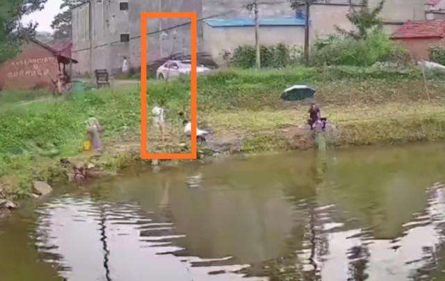 河南|河南周口,刘某带着孩子陪同丈夫来到某河边钓鱼