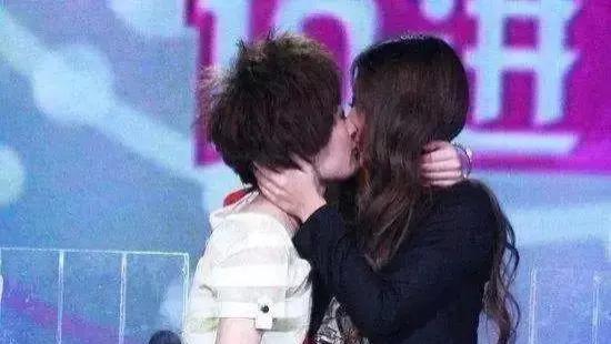 曾轶可|刘亦菲：被曝同性恋，和曾轶可举止亲密，两人台上激吻引热议！