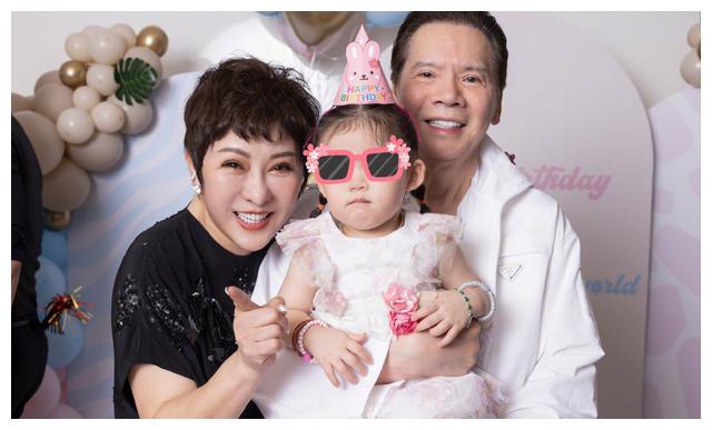 向太|向太晒年轻时候旧照,清新脱俗五官精致,优雅大方超像儿媳郭碧婷