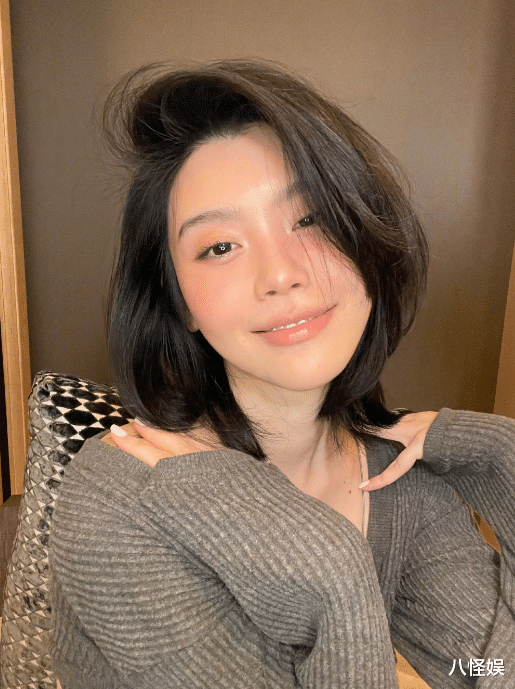 奚梦瑶|奚梦瑶首晒母女合照,抱着女儿夸其可爱,Romee侧脸好像何猷君翻版