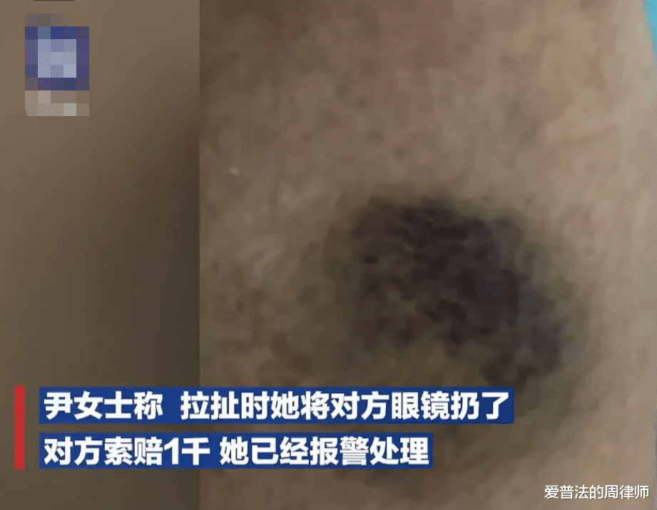 KTV女工作人员拒绝喝一箱半酒,被醉酒顾客殴打,网友:太猖狂了