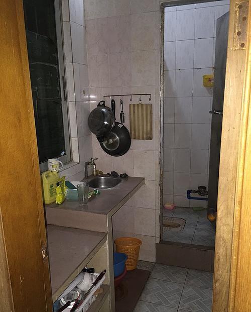 卫生间装楼梯转角,上下楼必经过,业主太难了!开发商:常规操作