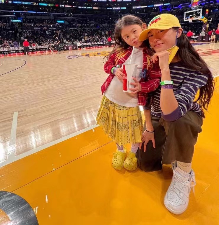 陈冠希|陈冠希一家三口日本旅行被偶遇，与粉丝亲切合影，女儿被赞颜值高