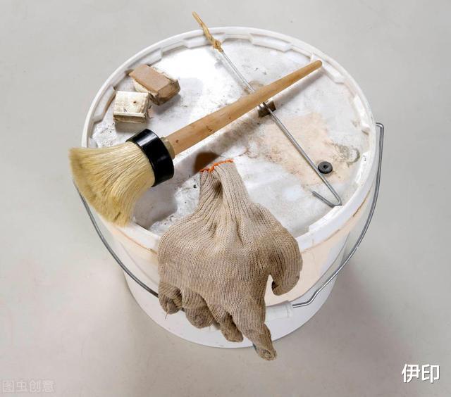 继塑料桶装尿后,合肥游客再现砸车窗举动,去了趟三亚都怎么了?
