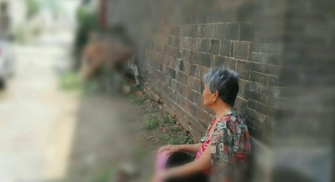 “太丧心病狂啦!”51岁的戚先生被自己失踪多年的母亲告上法庭,伤心的戚先生气的悲痛欲绝