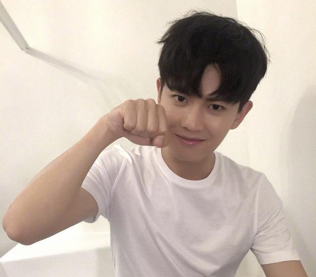 夜叉|工作量大,没时间自拍,在车上休息,任嘉伦你快成神了!