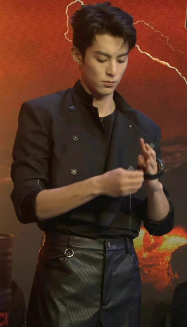 |披个塑料都好看!男星直播生图惊艳众人,爱穿皮裤玩篮球太时尚了