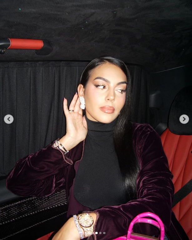 C罗|贵妇!C罗女友晒美照,镶钻耳钉+钻戒+豪表太晃眼,近300万人点赞