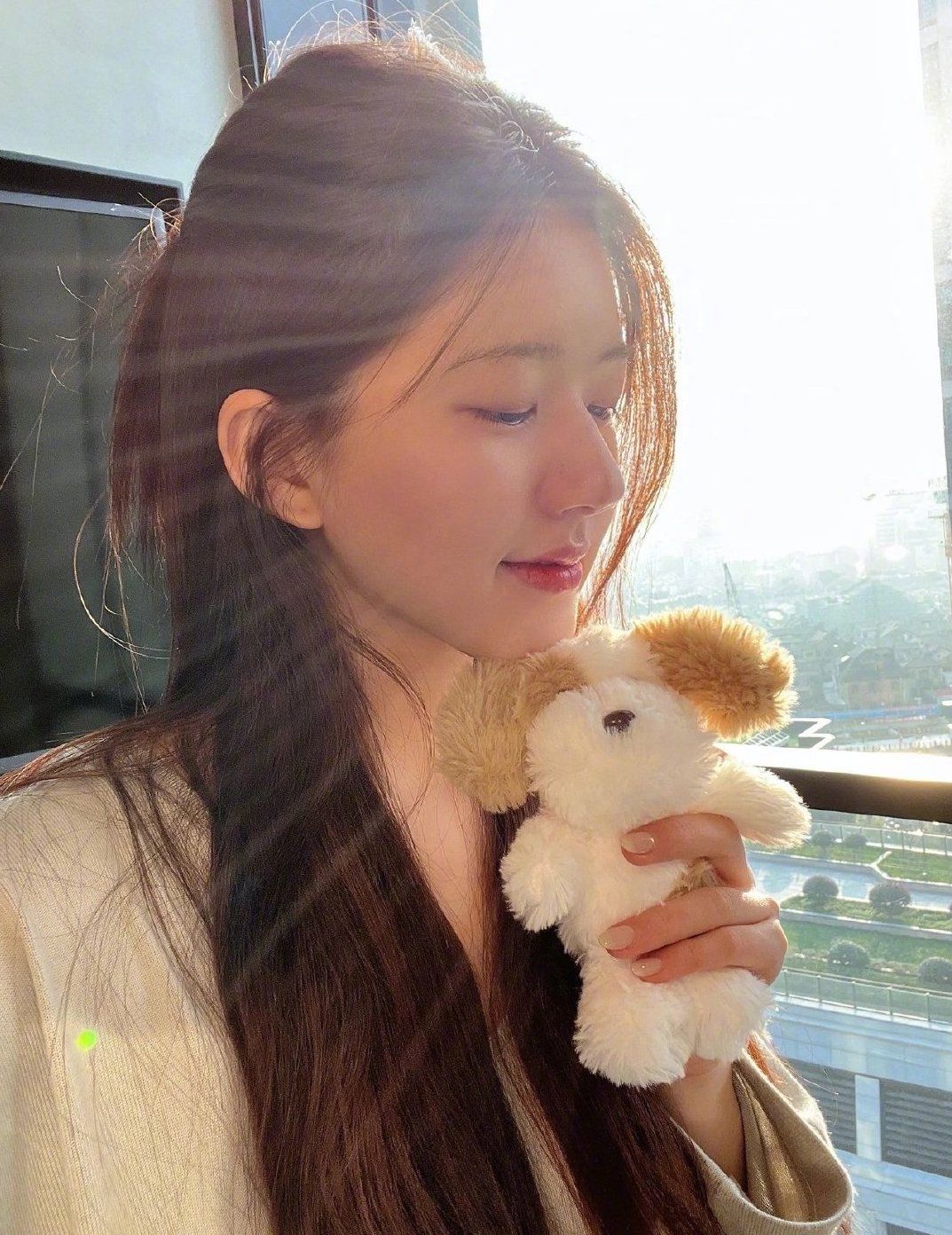 豆瓣|赵露思改路线了?穿睡衣对镜自拍,素颜模样好温柔似韩剧女主角