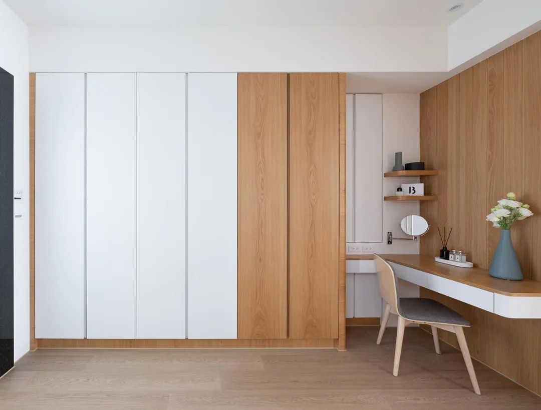 家不算大,温馨就好!以原木风装修为主,看起来还算和谐