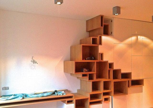 楼梯连角落都不能浪费,为啥没想到装书架墙做延伸?能白捡个书房