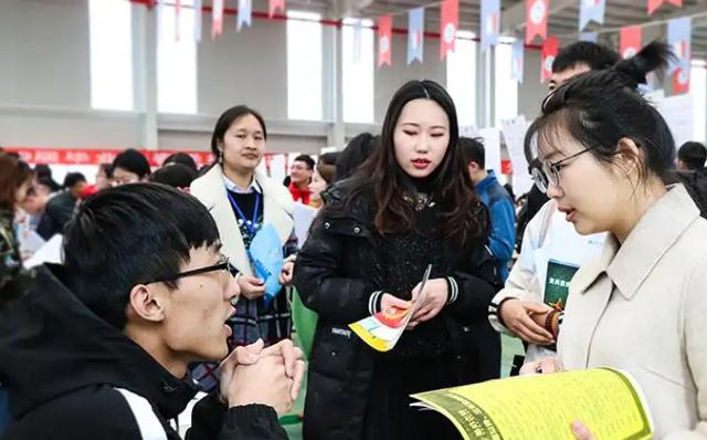 求职|二本生的无奈:很难靠学历提升阶层,又没法心甘情愿地留在底层