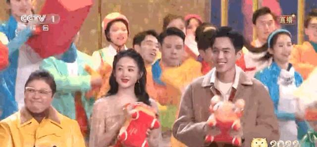 央视春晚|春晚时装秀：李宇春穿11斤重短裙，张小斐万元大衣再出圈