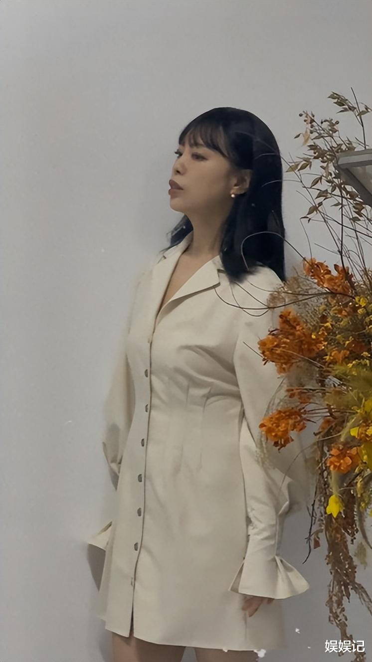 短发 54岁黄绮珊瘦后风格大变，剪空气刘海年轻20岁，网友：改叫黄姐