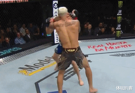 UFC|115秒，UFC惊天大翻盘！轻量级之王2次被击倒，最终裸绞降服对手