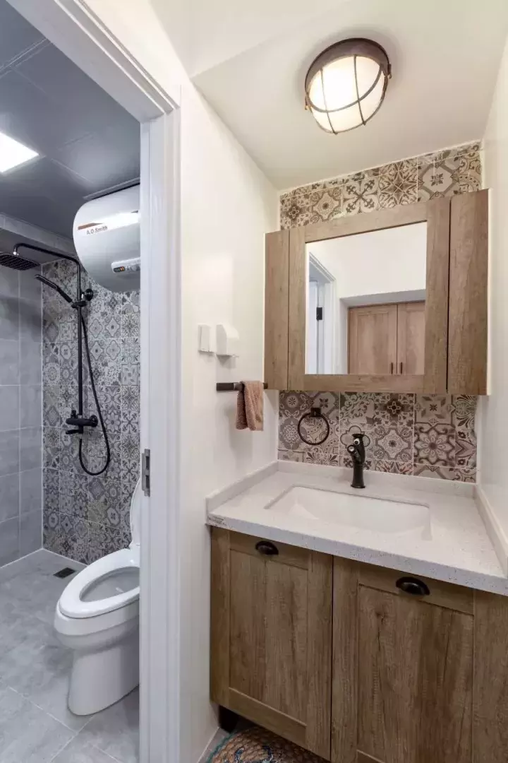 76平二居室,不规则玄关打造成展区,厨房开放式格局很独特