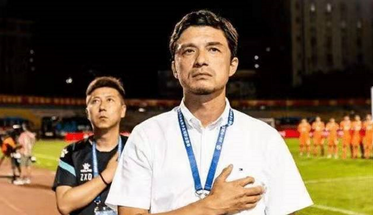 谢晖|前国脚谢晖晒全家福,二婚外国娇妻秀毛笔字,穿旗袍身材凹凸有致