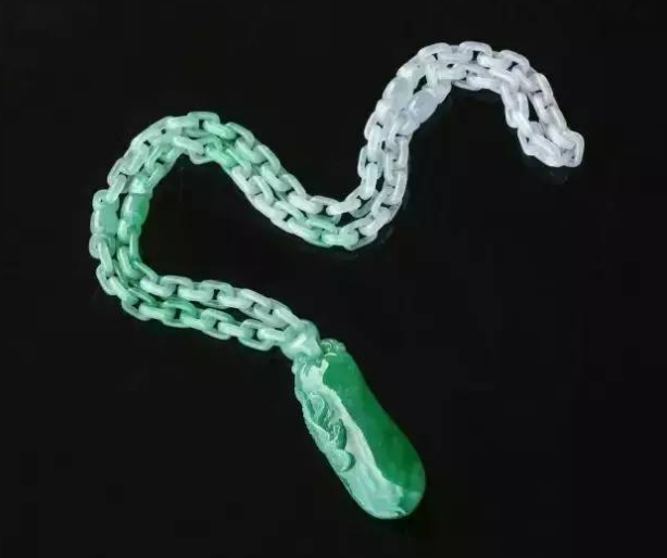 雕刻|翡翠手镯的边角料，经过了雕刻师的精心雕琢后，变成了稀世珍宝