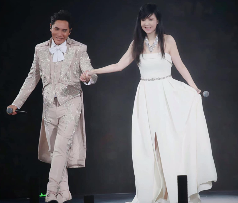 贵州|周慧敏动情拥抱黄凯芹,合唱一曲《情未了》,终究是情深缘浅