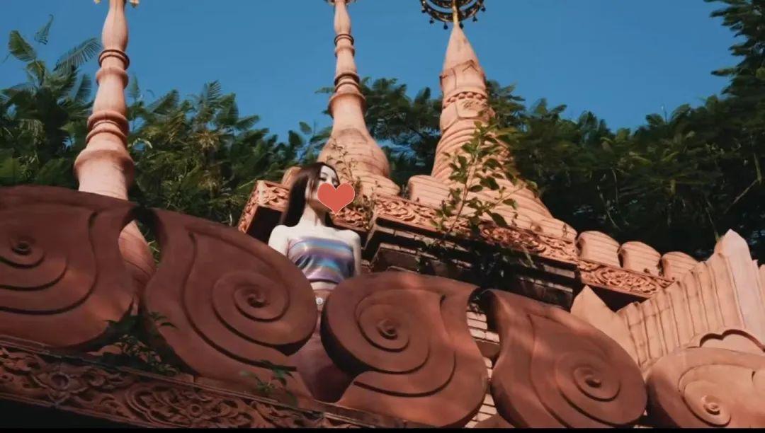 李小璐|李小璐现身寺庙修行，穿抹胸被骂？对不起，这次是网友错怪她了