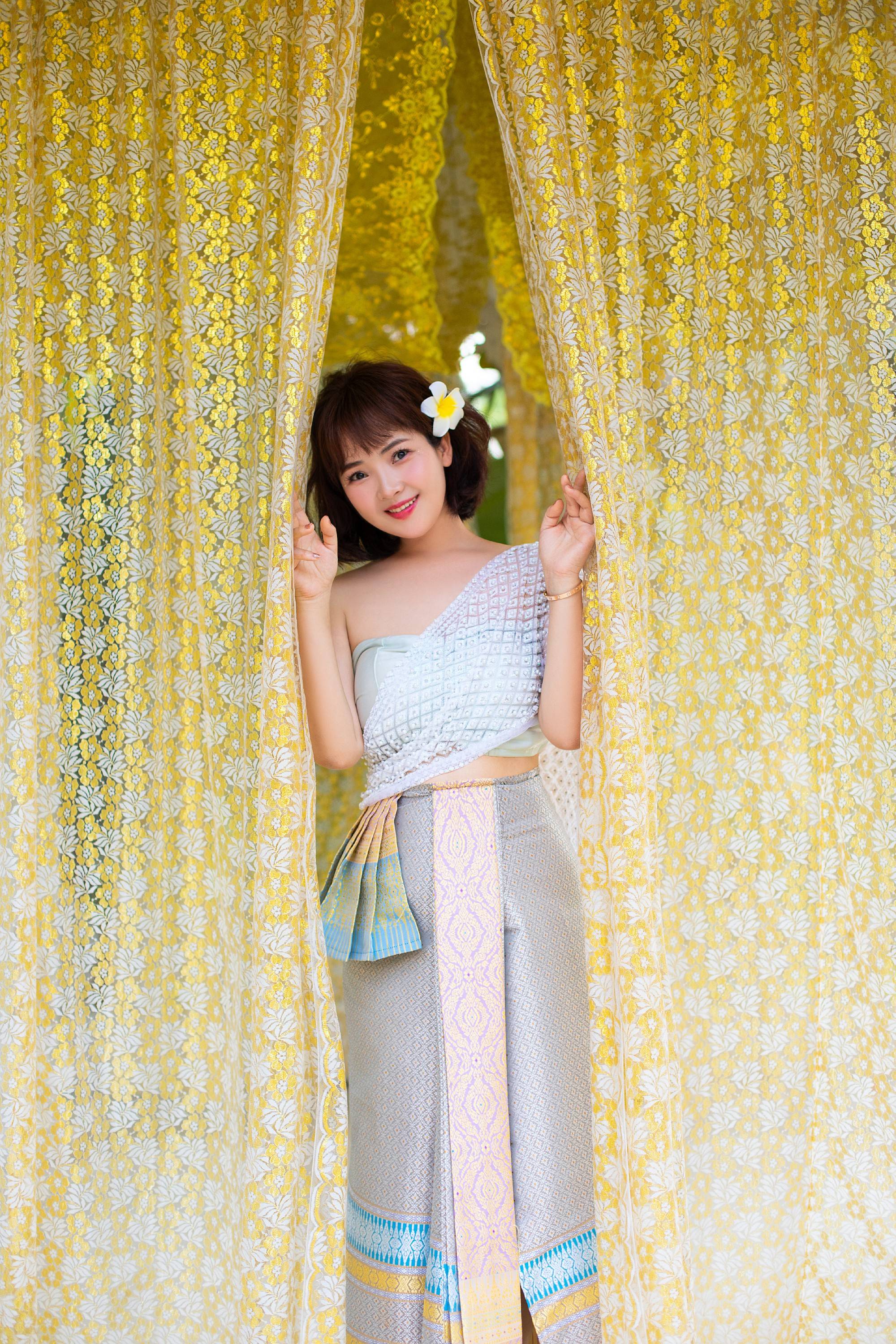 斯琴高丽|斯琴高丽春日浪漫写真曝光,穿越丛林化身傣家姑娘