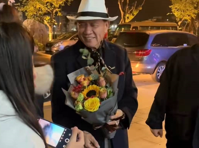 小姐姐|64岁万梓良在酒吧喝大了！双眼迷离脸通红，一众美女排队靠肩合影