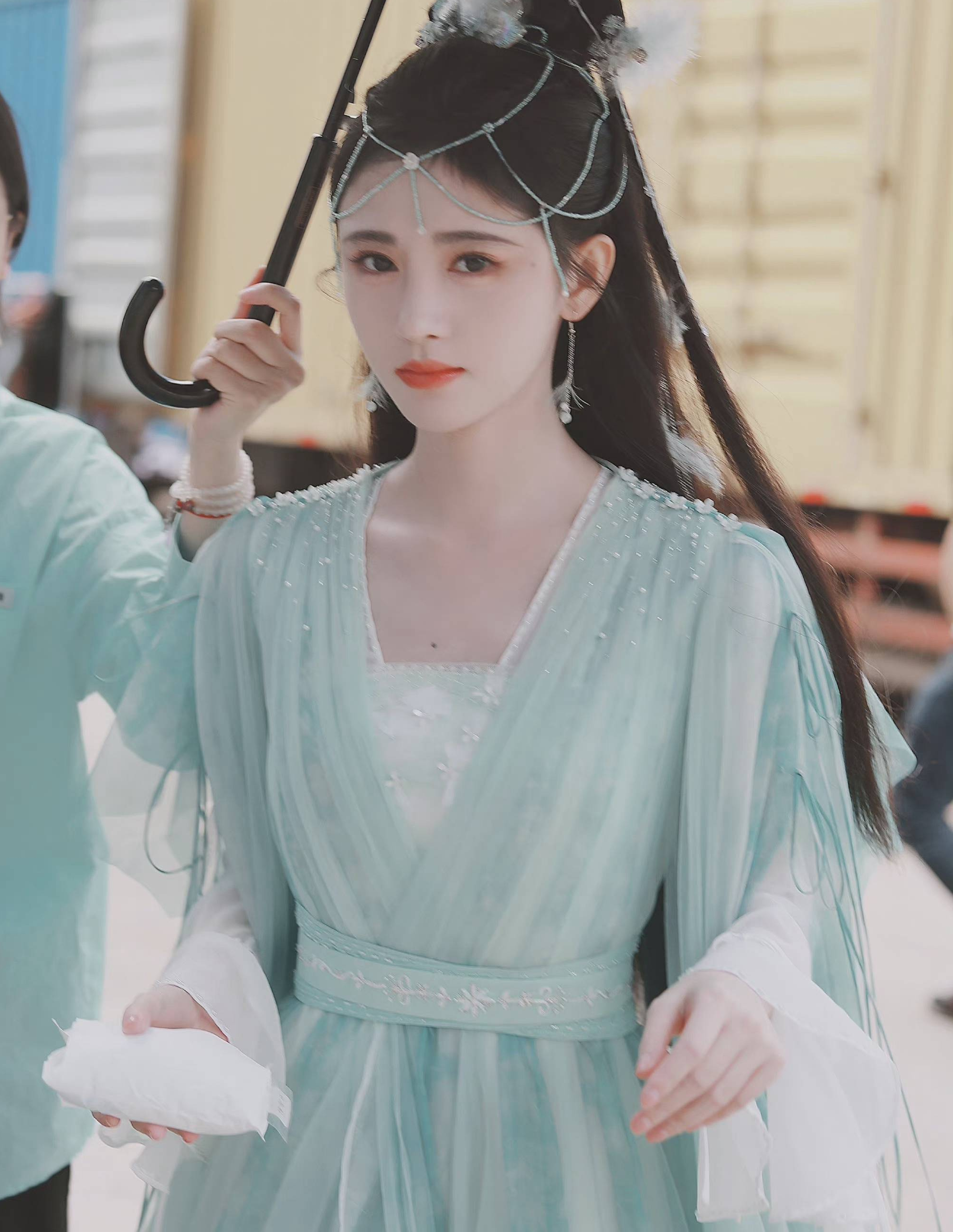 鞠婧祎|鞠婧祎拍戏遭陌生男偷拍！场务将其绑树上教训，现场起冲突引争议