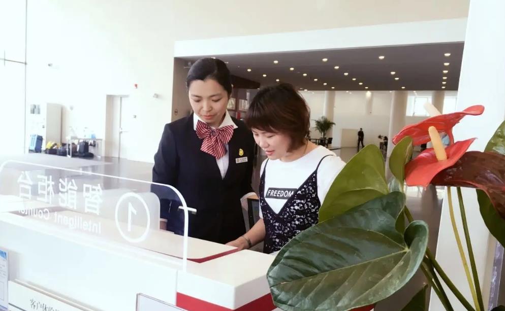 女子往卡里存了1万元,隔天被扣35笔管理费,银行:这是规定
