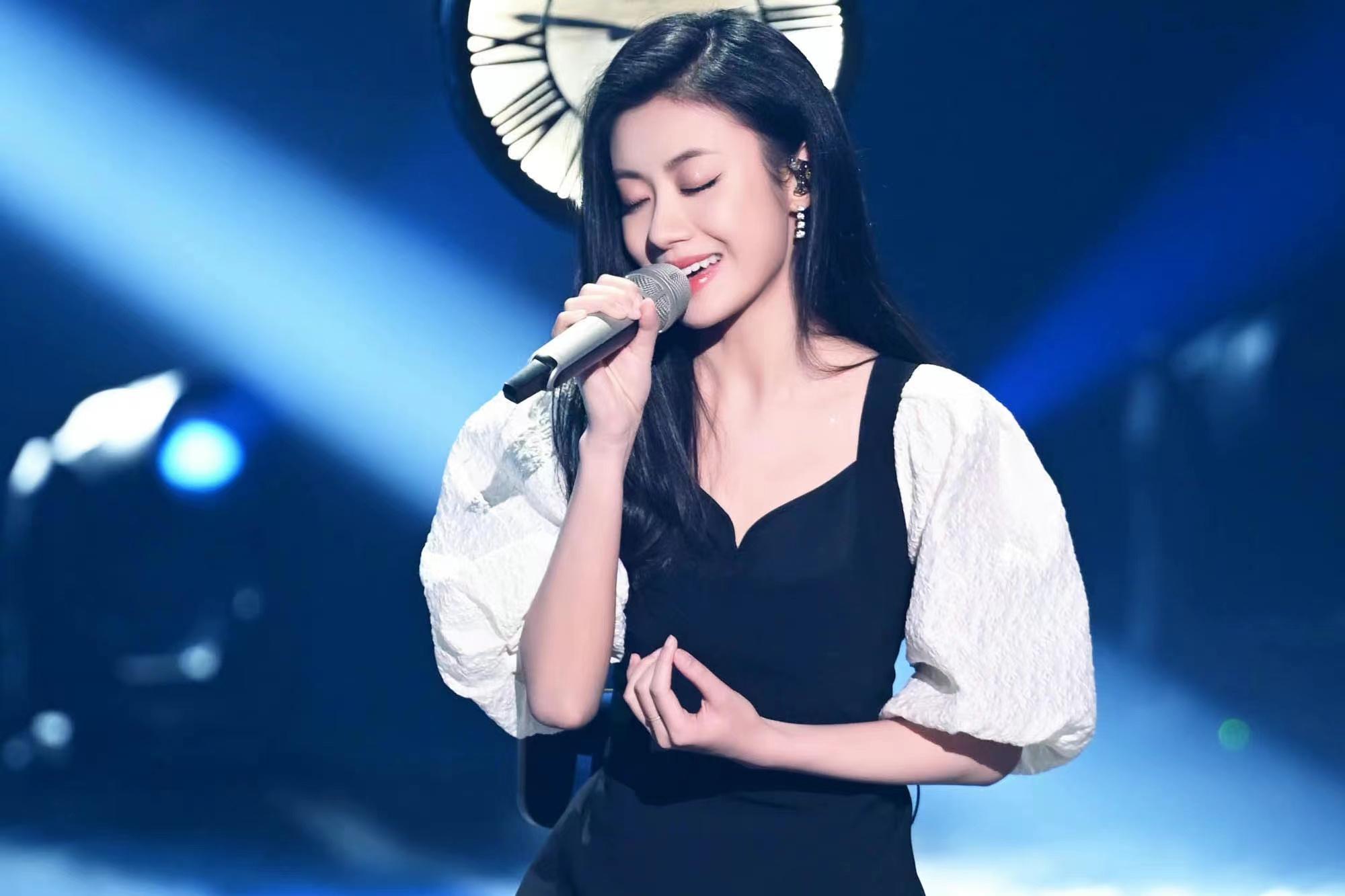 小姐姐|同样是《好声音》总冠军，把伍珂玥和单依纯一对比，差距就出来了