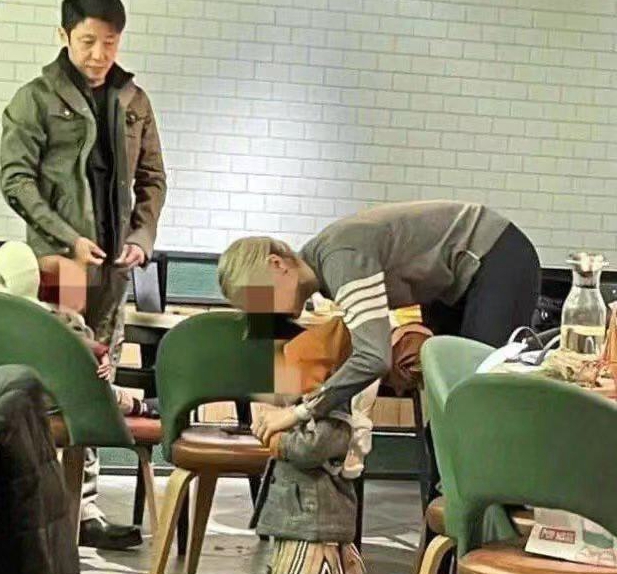 撒贝宁|偶遇撒贝宁带娃，两岁混血宝宝正面曝光，遗传妈妈美貌颜值超高