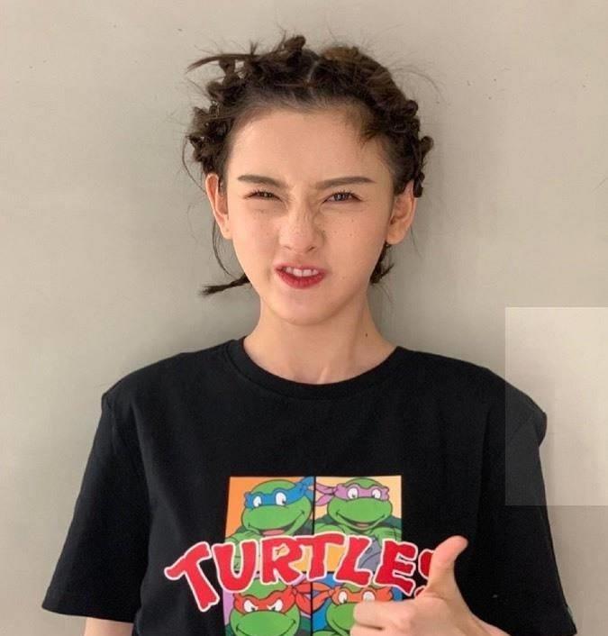 明星素颜|宋祖儿终于晒出“素颜”!满脸雀斑很真实,发型更是一言难尽